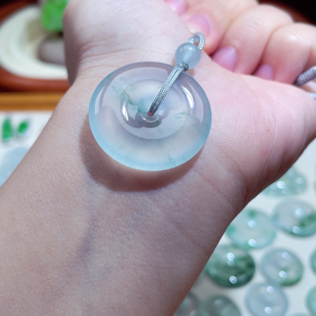 翡翠颈饰未镶嵌平安扣