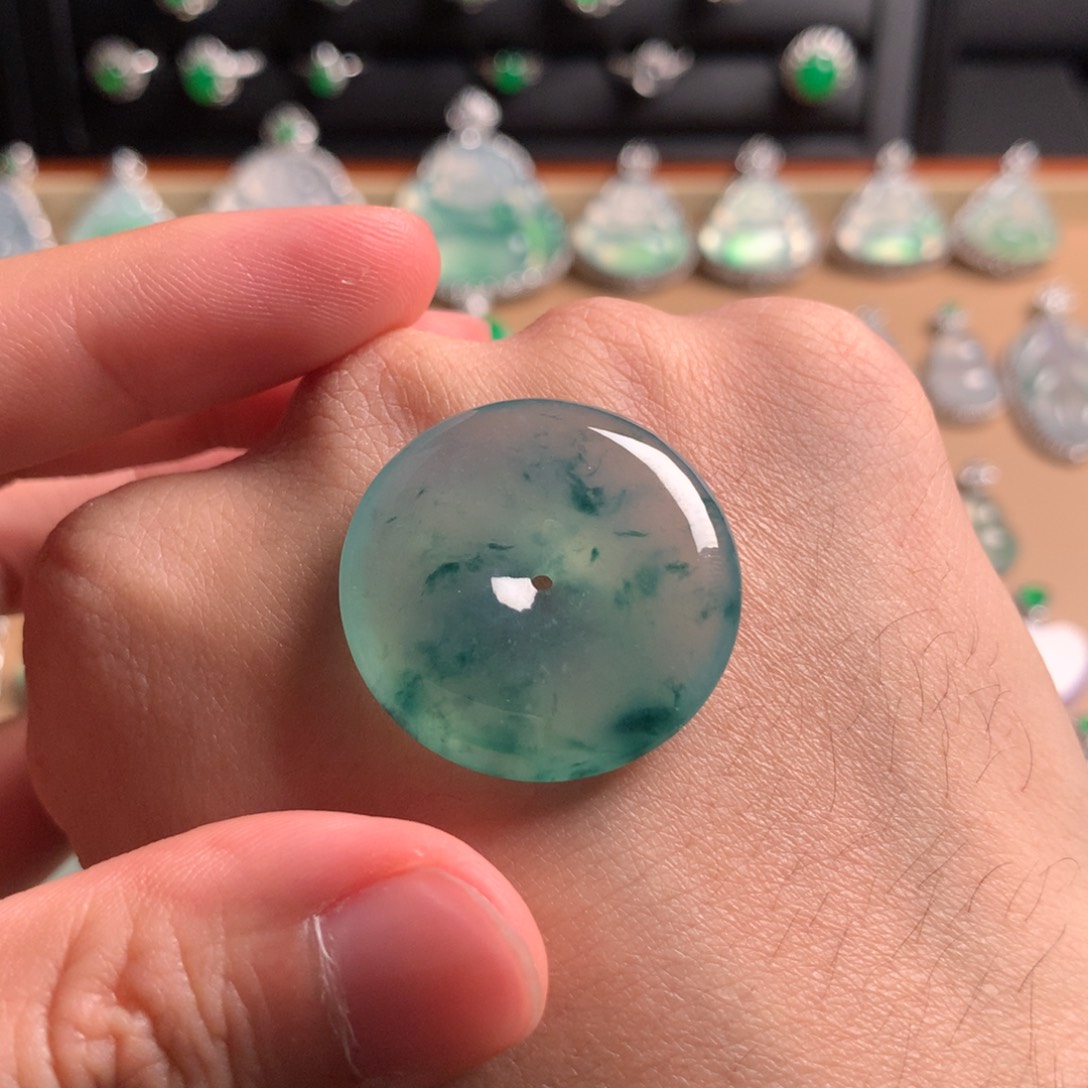 翡翠吊坠(赠链)未镶嵌