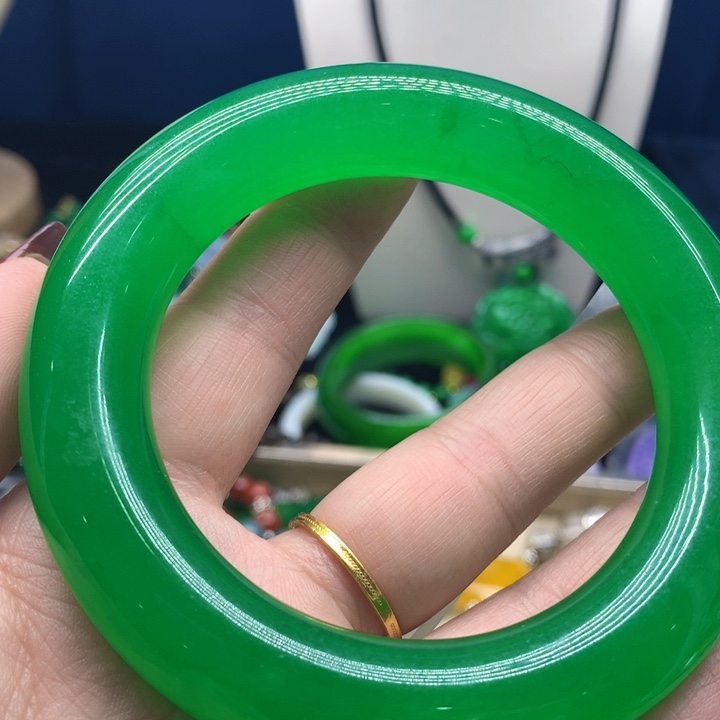 翡翠手镯未镶嵌吊坠