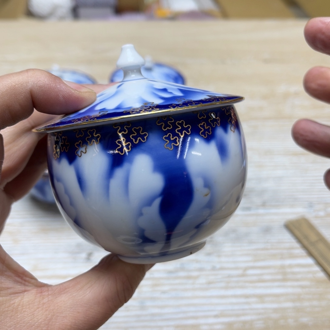 瓷片密密麻麻地排列着一个