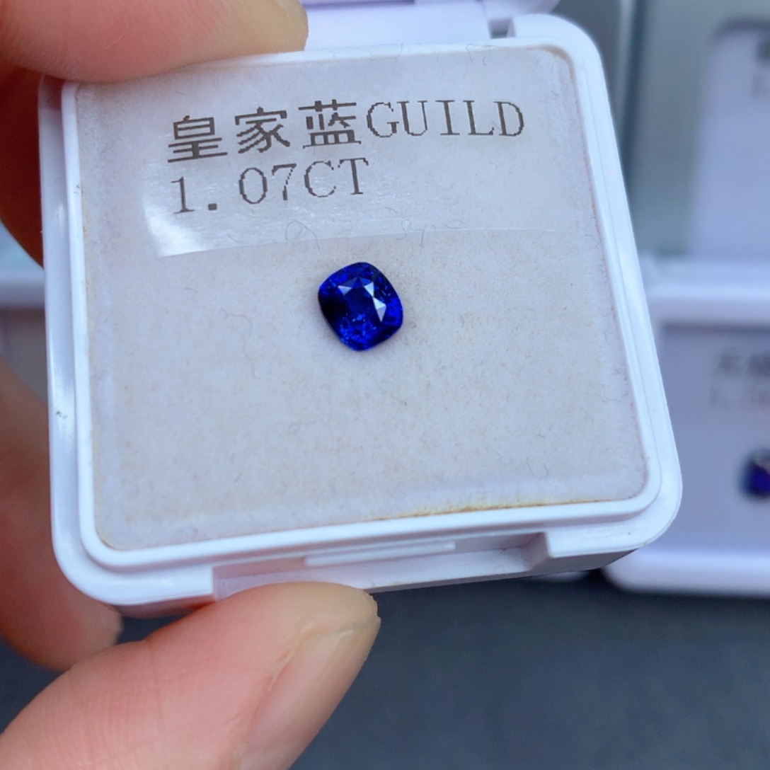 1.07克拉裸石蓝宝石未镶嵌