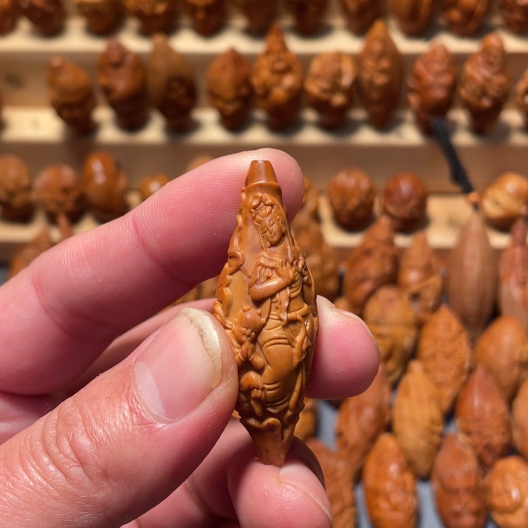 橄榄核把件荷叶观音微花