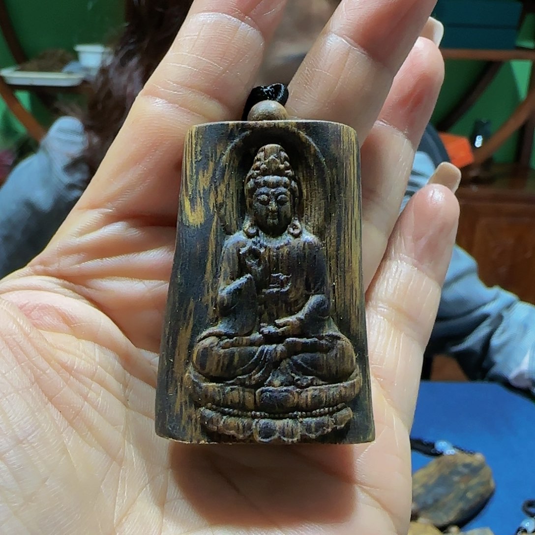 沉香吊坠海南白奇糖结老料雕刻观音带绳18.5克