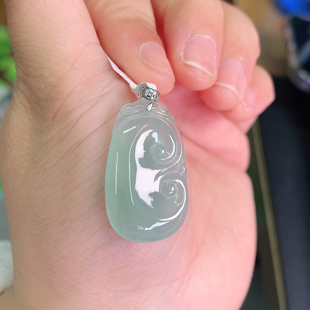 翡翠颈饰18K金镶嵌 冰胶绿如意