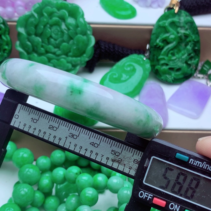 翡翠未镶嵌手镯……