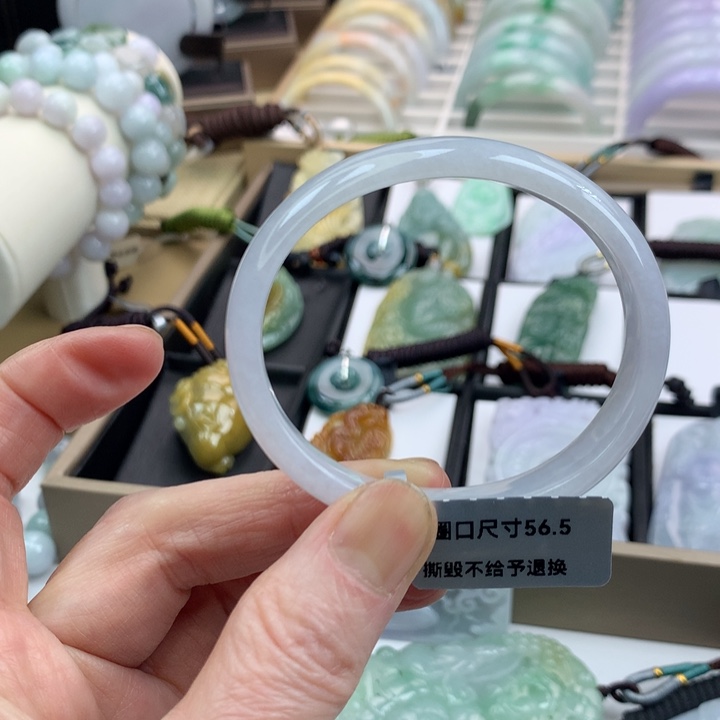 翡翠手镯未镶嵌吊坠