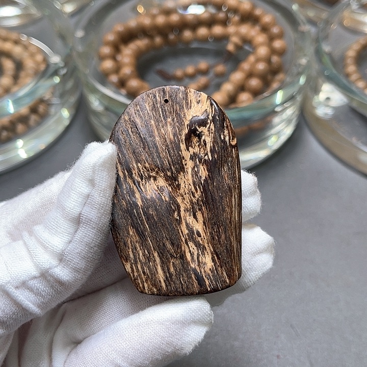 沉香吊坠文莱黑棋11.25克留疤