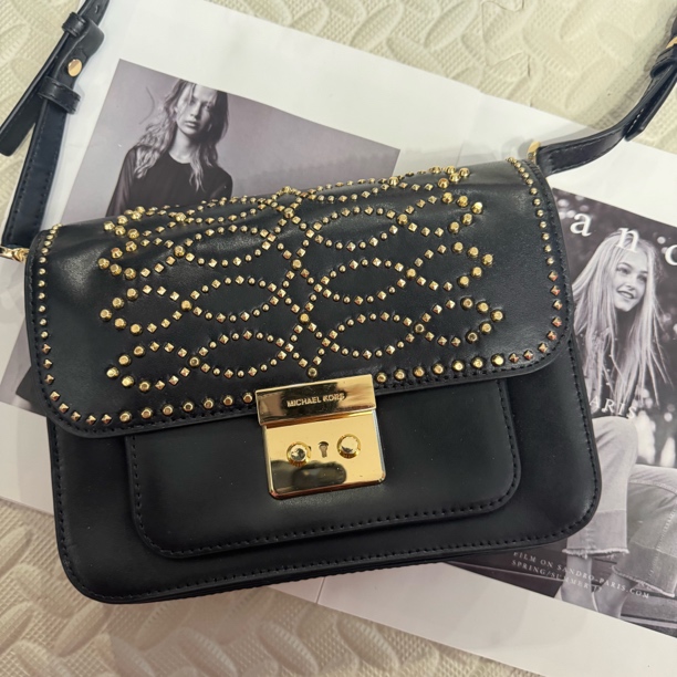 99新 MICHAEL KORS/迈克高仕 大麦中古/MK/黑色全皮铆钉斜挎包/