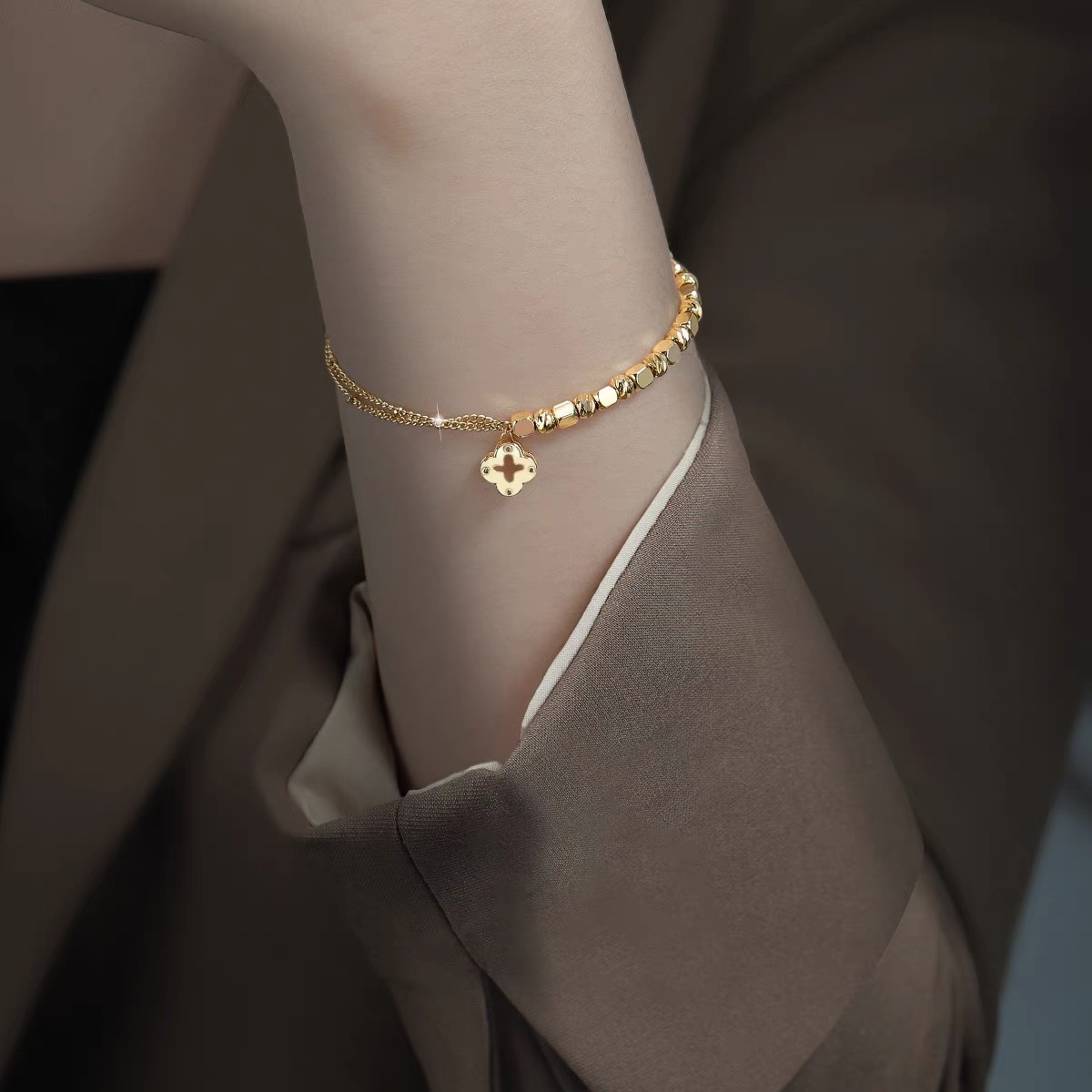 铜合金手链 碎金子四叶草手链女新款轻奢小众设计感精致手