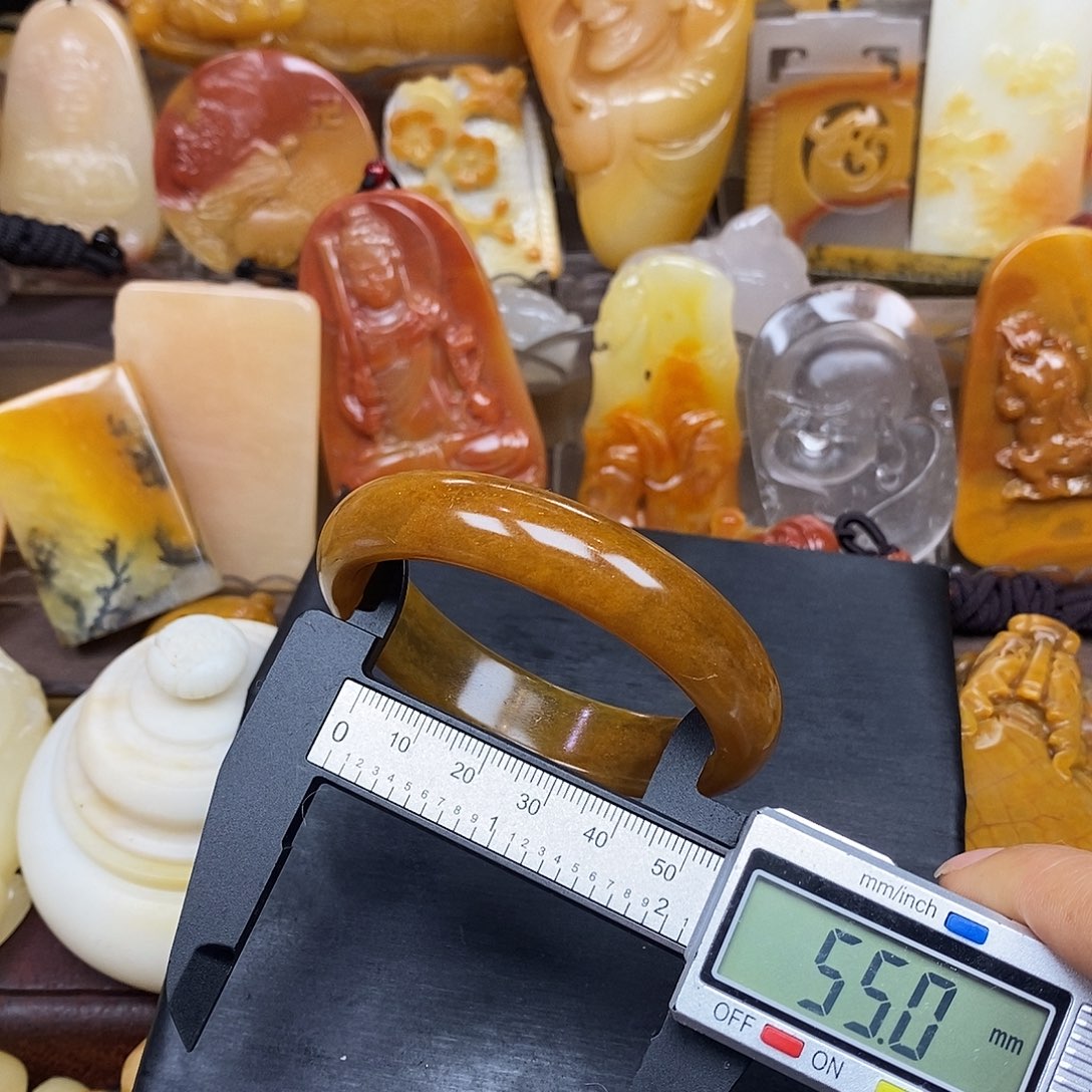 石英质玉（黄龙玉）颈饰未镶嵌