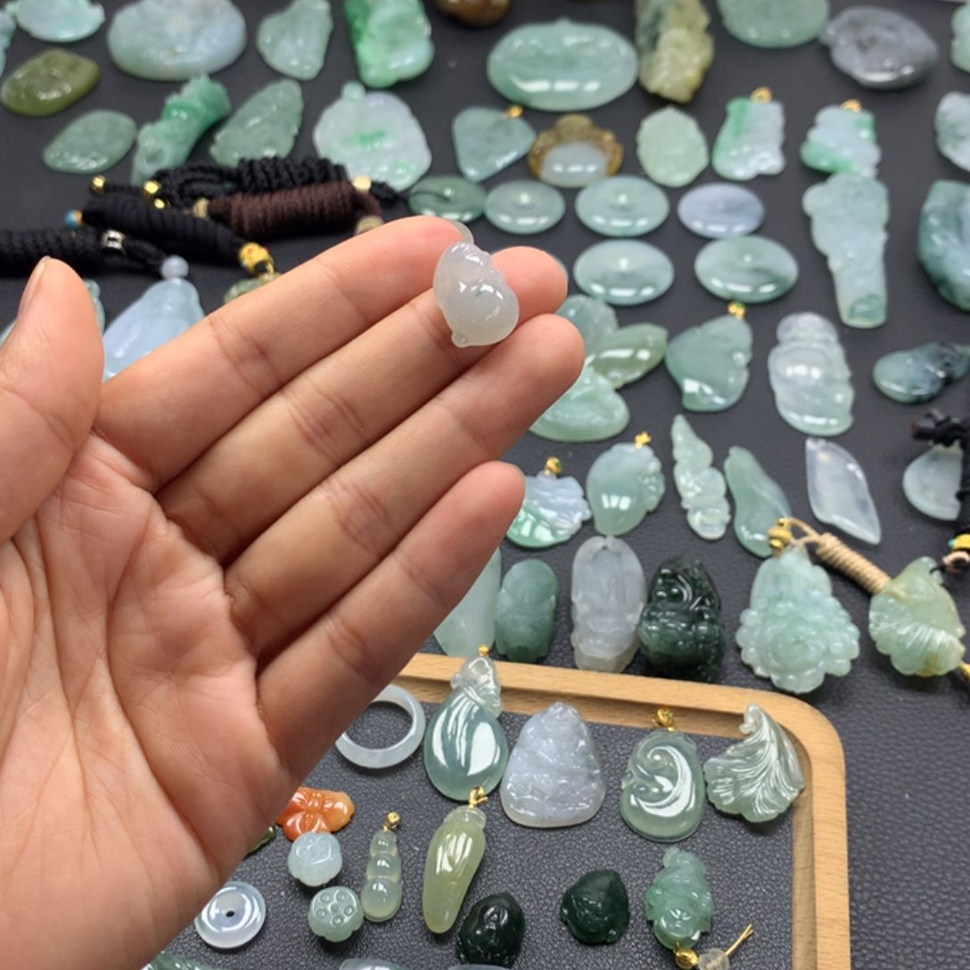 翡翠颈饰未镶嵌兔子