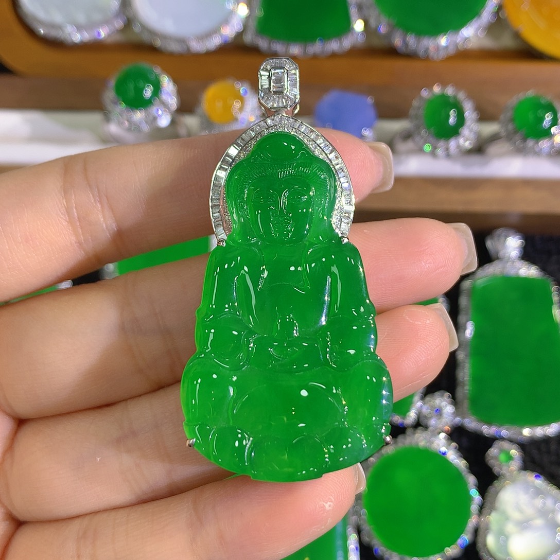 吴***刚翡翠18K金镶嵌颈饰观音
