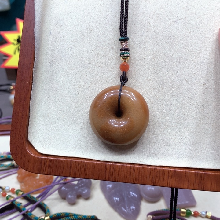 石英质玉颈饰合金