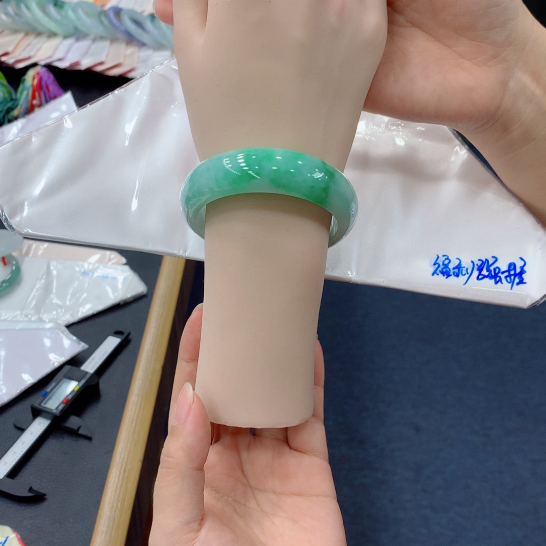 依***然翡翠未镶嵌手镯48小时