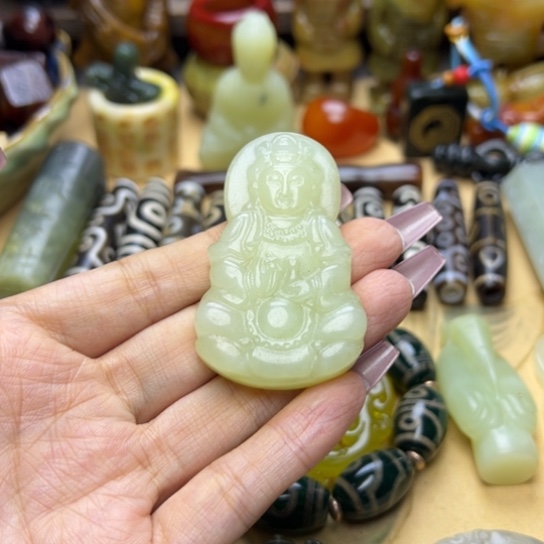 蛇纹石玉未镶嵌颈饰