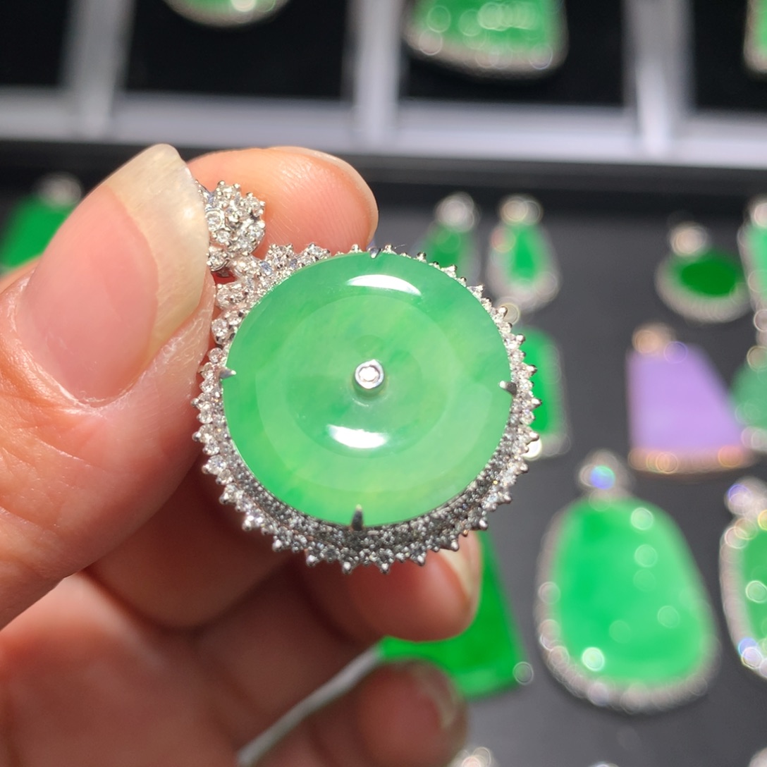 翡翠颈饰18K金镶嵌萍翡翠