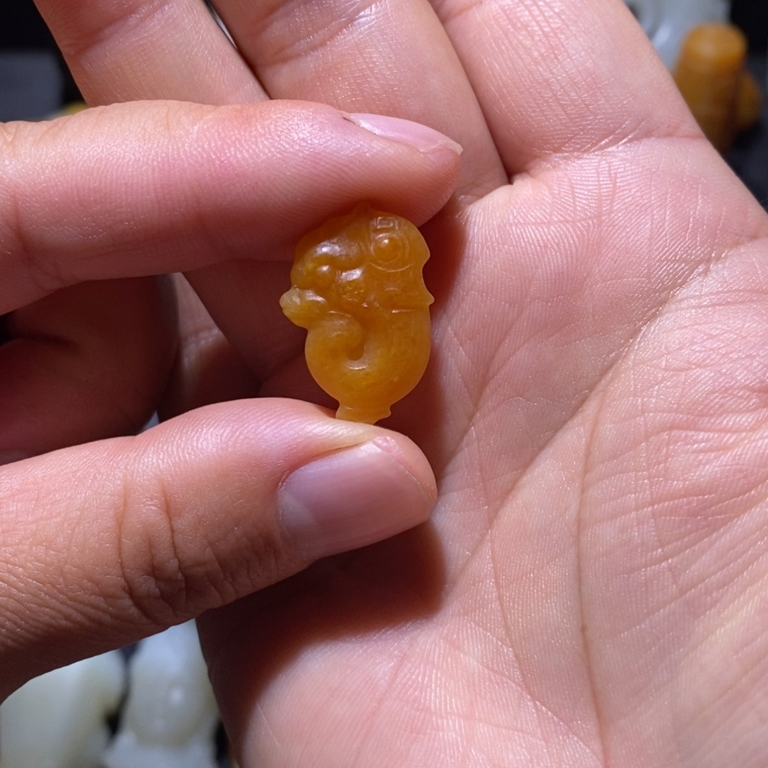 濠***鱼和田玉未镶嵌颈饰