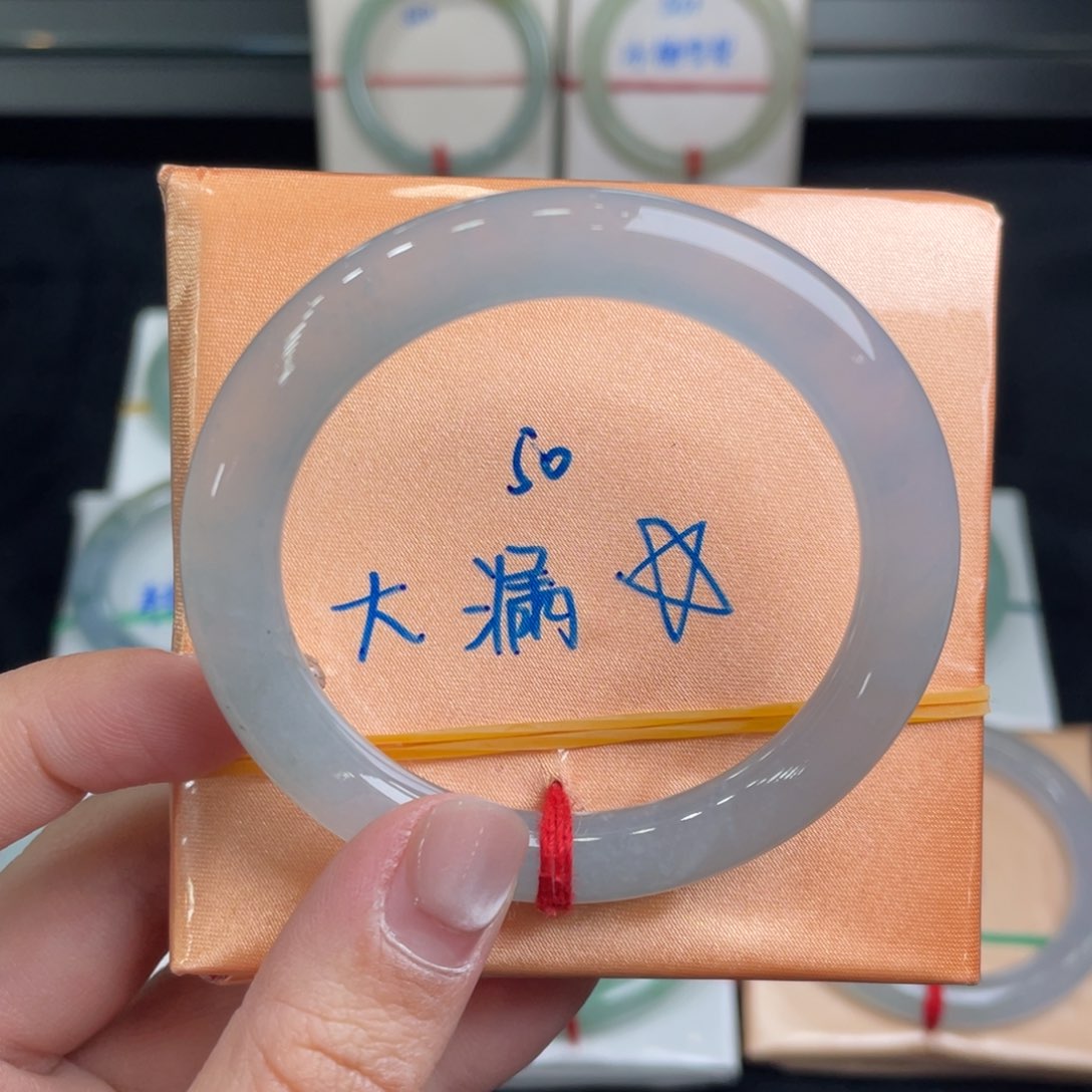 翡翠手镯未镶嵌翡翠