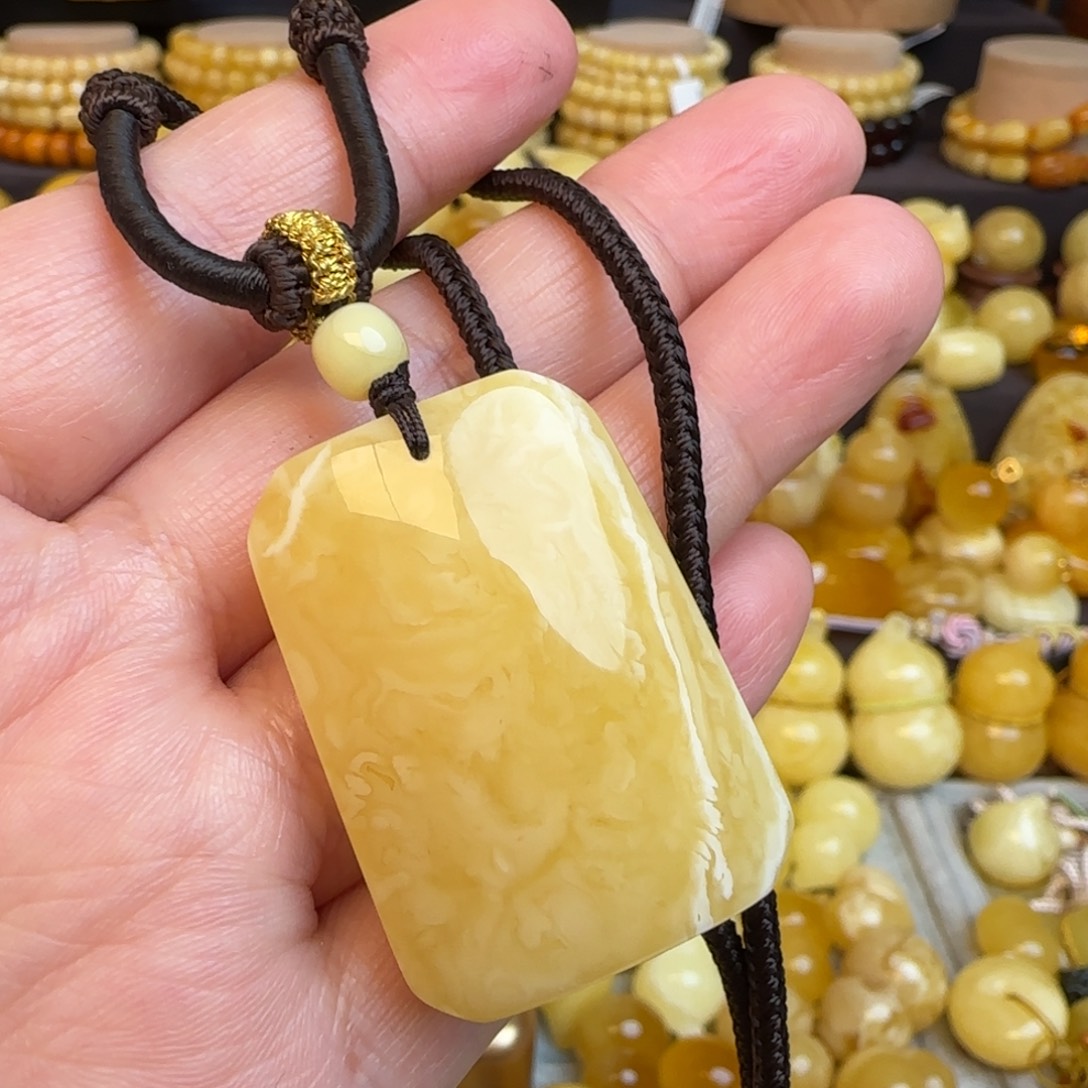 琥珀未镶嵌套链天然俄料浓白妖花蜜蜡无事牌吊坠