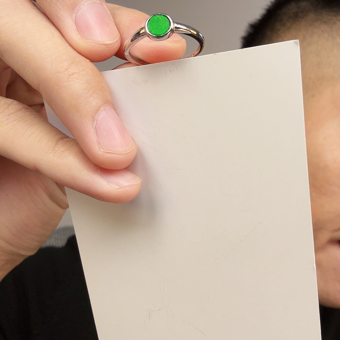 翡翠未镶嵌颈饰一件