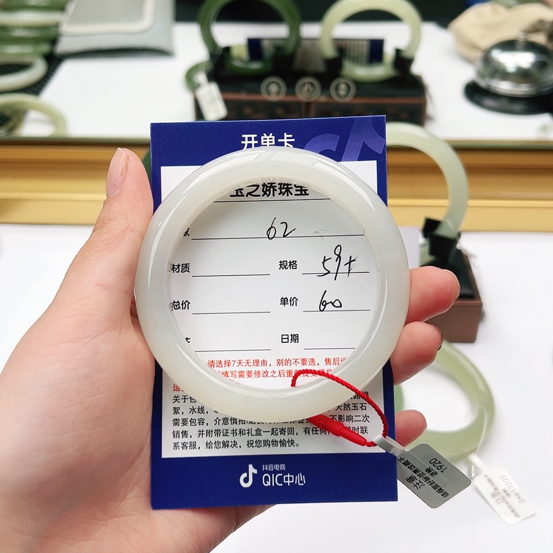 和田玉手镯未镶嵌乐**?