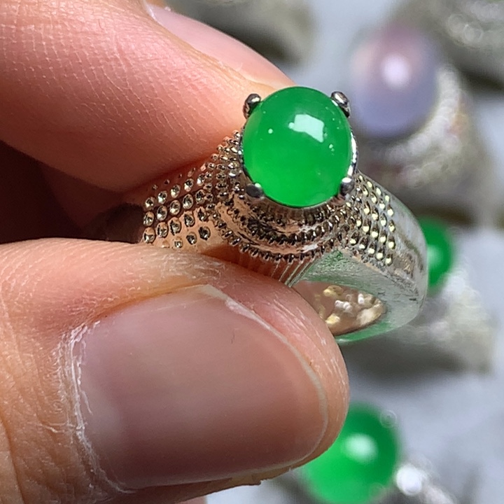 翡翠未镶嵌戒指铜托，卖裸石，需要二次镶嵌