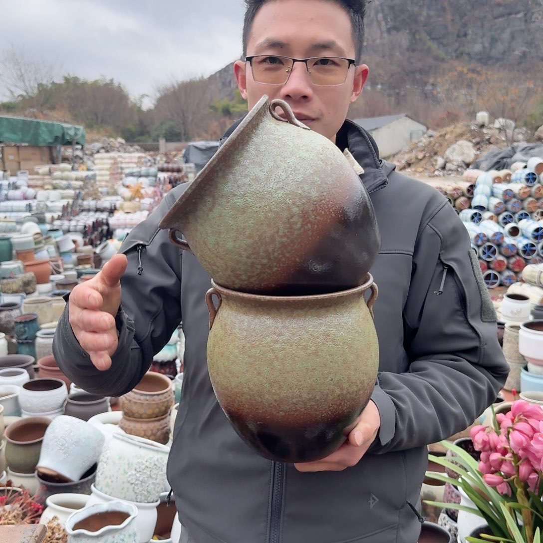 紫砂花盆口18高20（两个牛油果