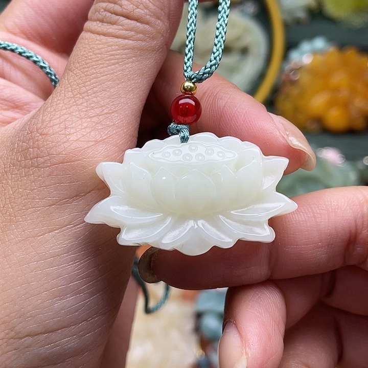 蛇纹石玉吊坠合金