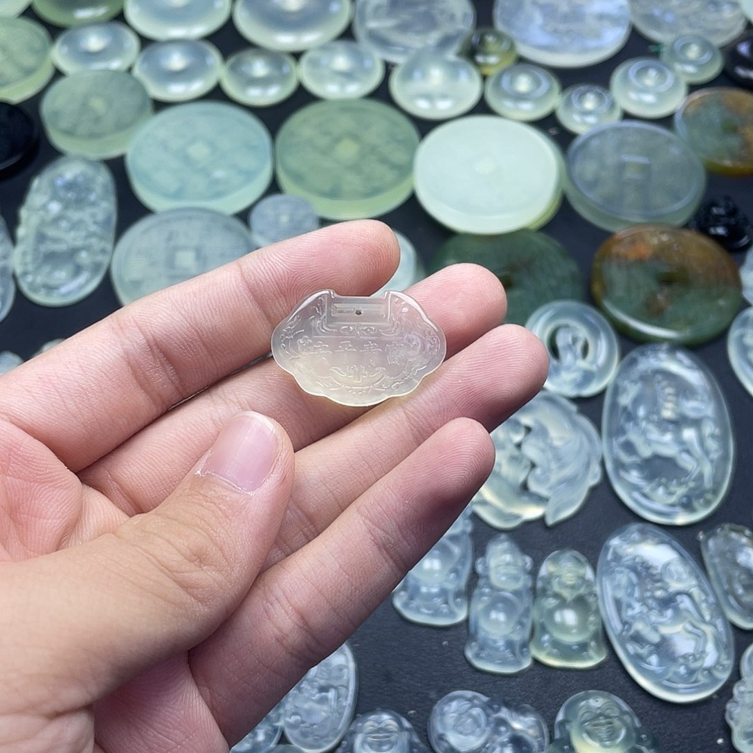 岫玉未镶嵌颈饰长命百岁锁