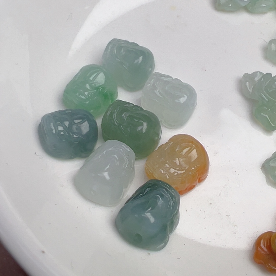 翡翠散珠通孔精工貔貅一只