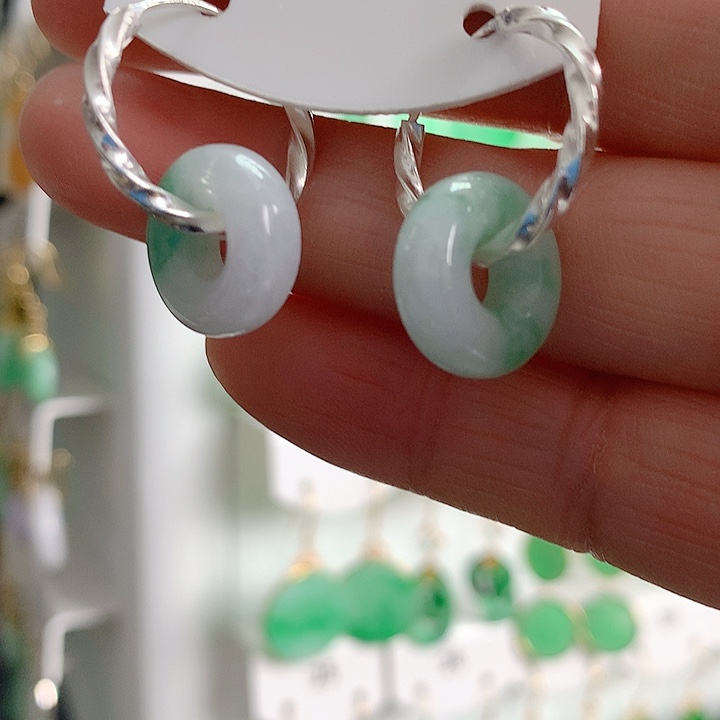 翡翠耳饰未镶嵌翡翠