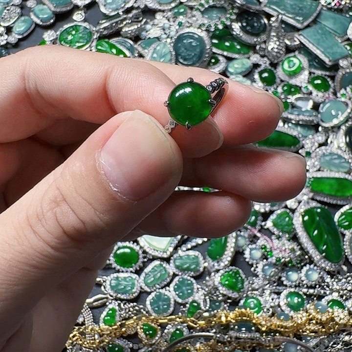 翡翠颈饰未镶嵌天然A货翡翠放漏