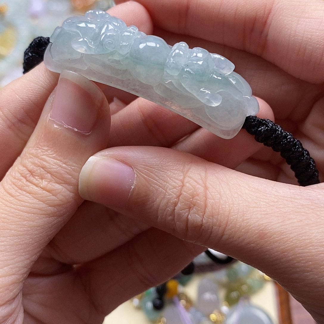 翡翠颈饰未镶嵌闪