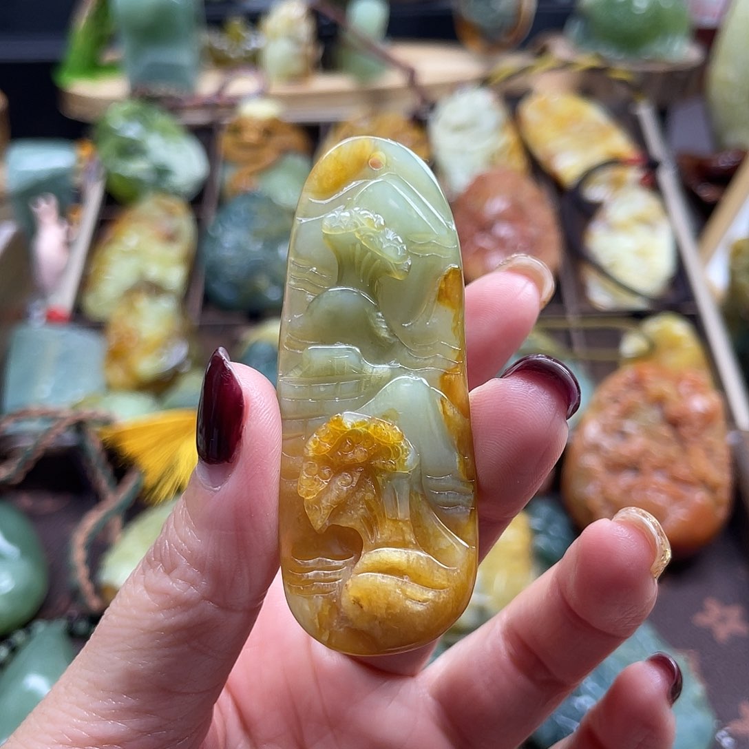 蛇纹石玉颈饰未镶嵌花玉山水