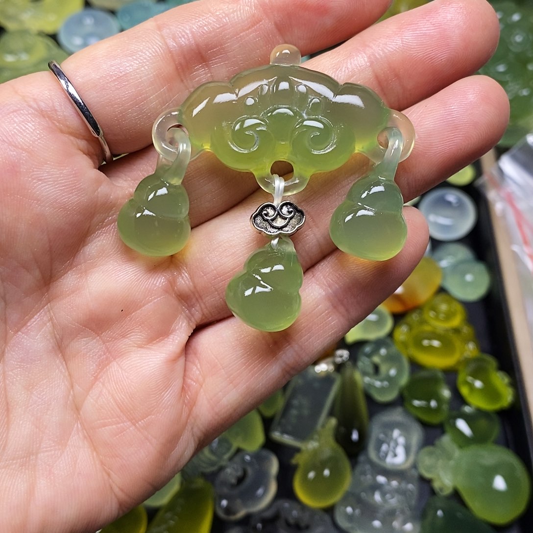 荔****蛇纹石玉未镶嵌颈饰