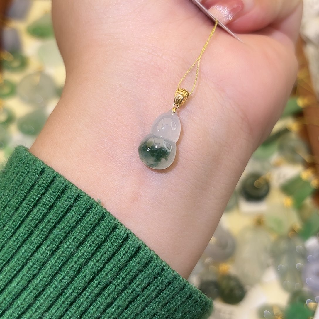 翡翠18K金镶嵌颈饰葫芦