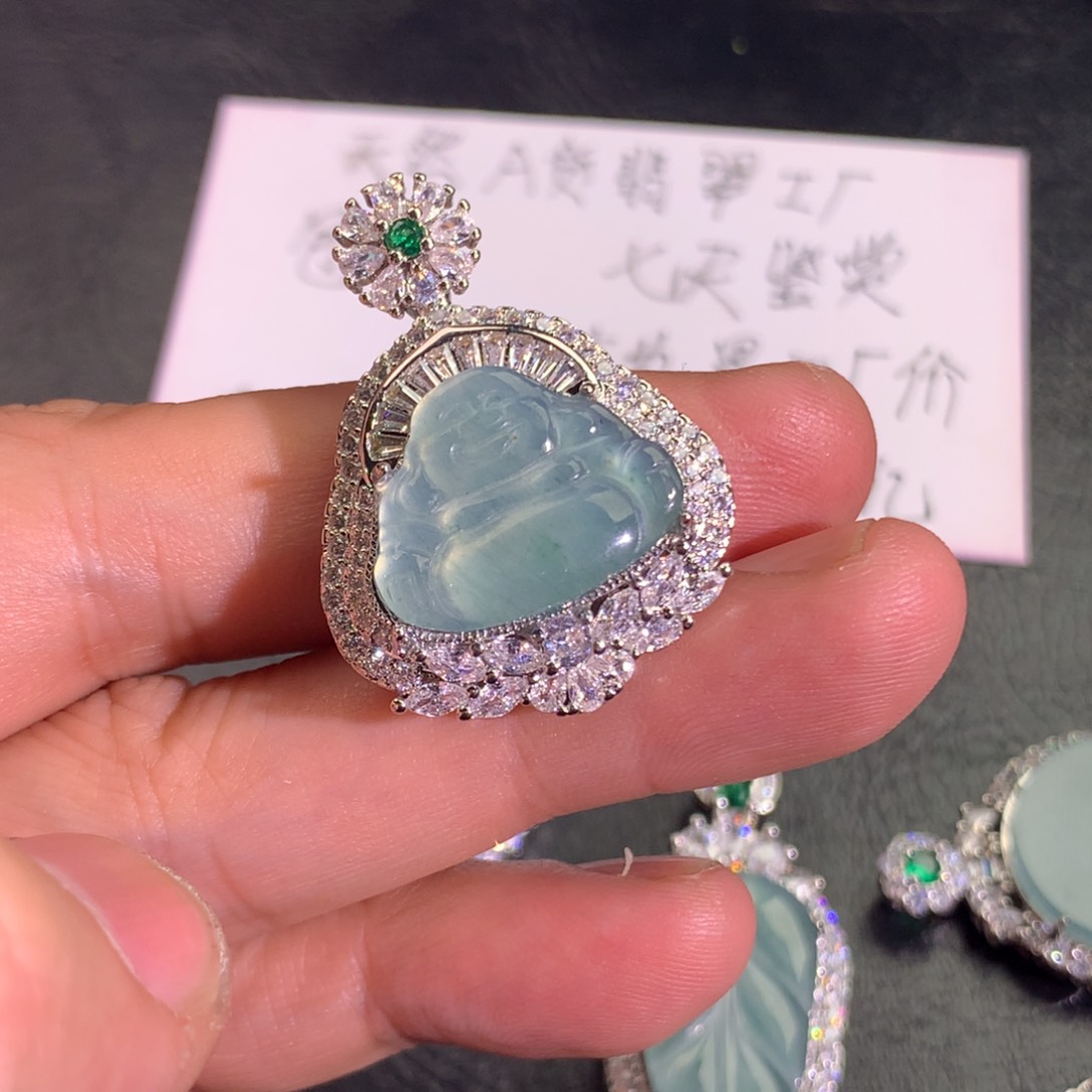 翡翠颈饰未镶嵌佛公