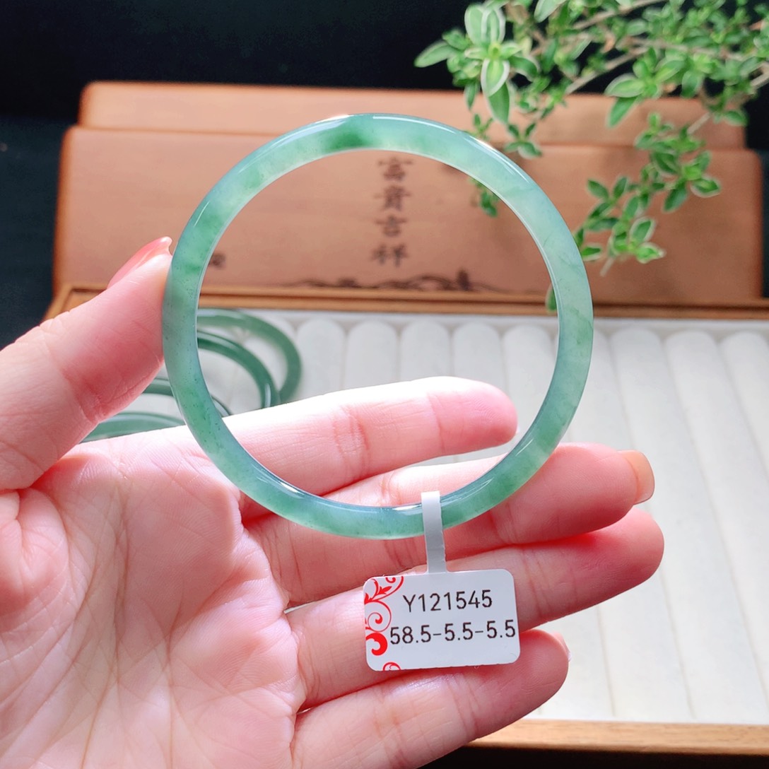 未镶嵌手镯（圆镯）翡翠