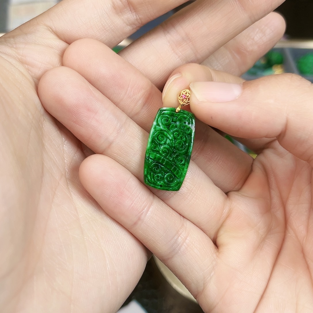 翡翠颈饰18K金镶嵌吊坠