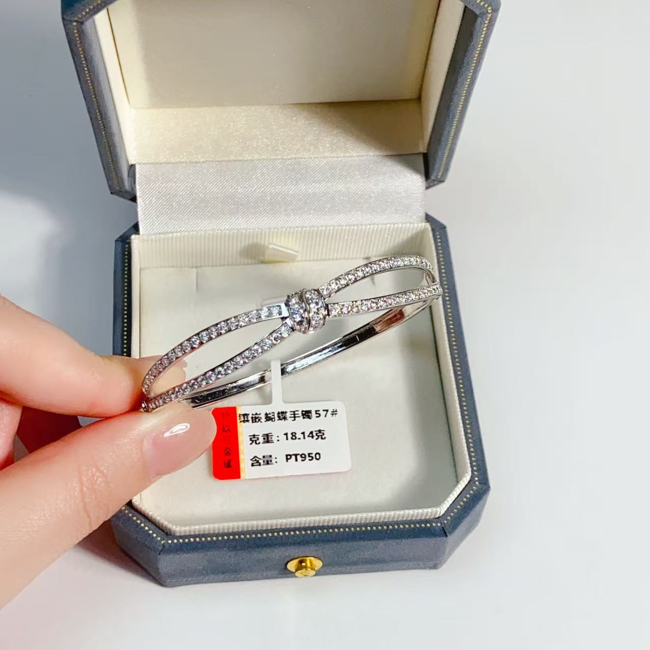 Pt950铂金镶嵌莫桑蝴蝶结手镯57#圈口18.14克