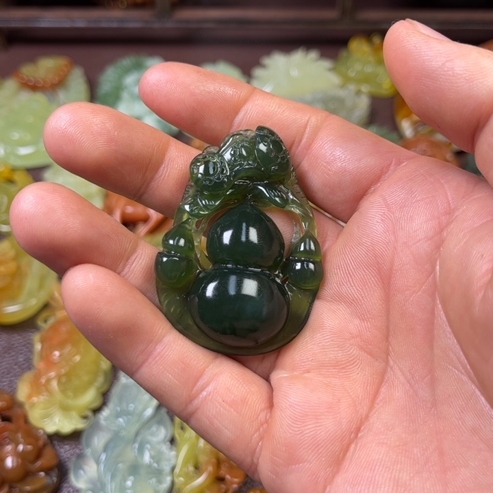 蛇纹石玉颈饰未镶嵌不**摘