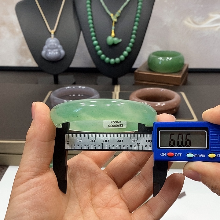 东陵石手镯未镶嵌