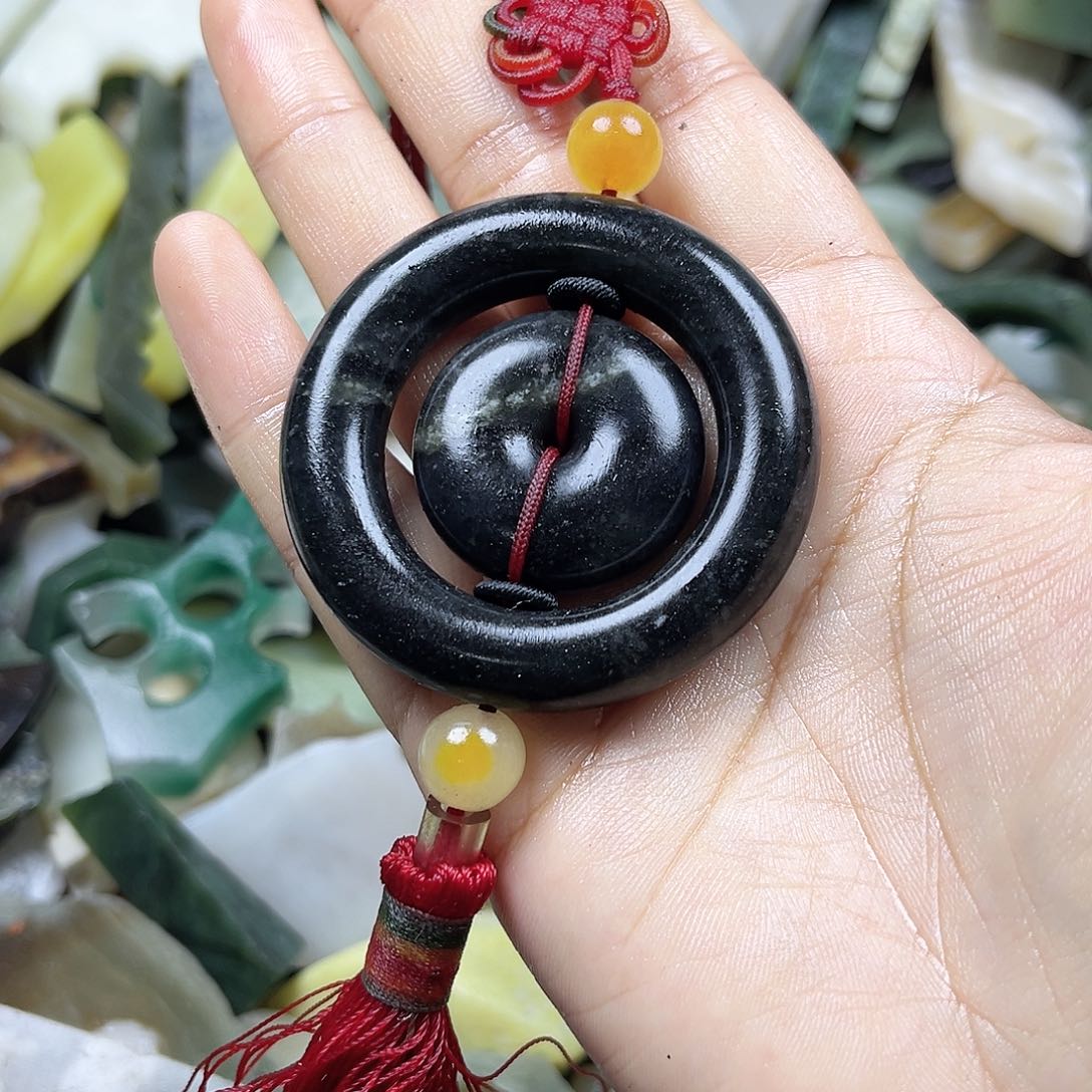 颈饰未镶嵌石英质玉