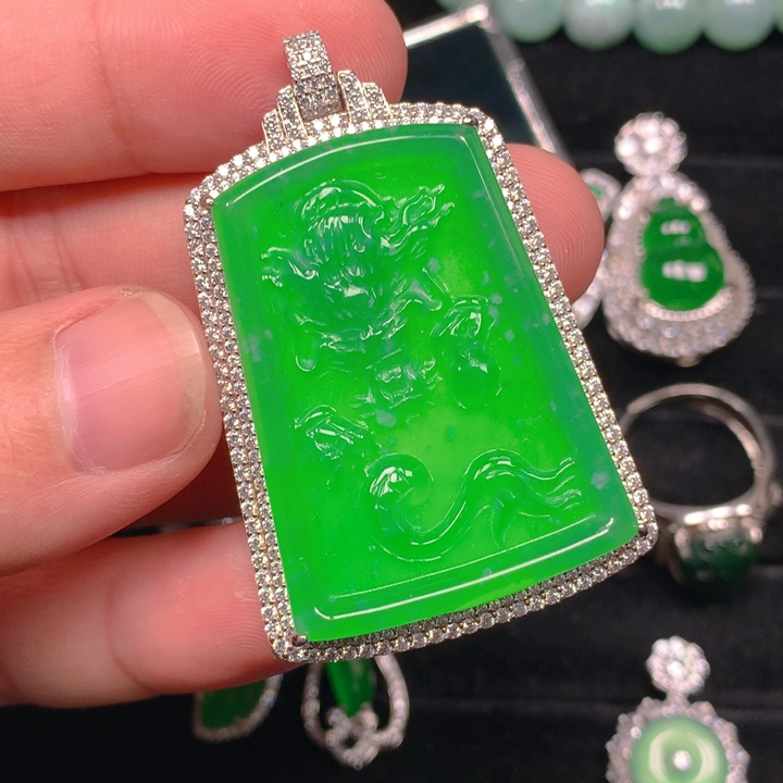 翡翠未镶嵌颈饰龙牌