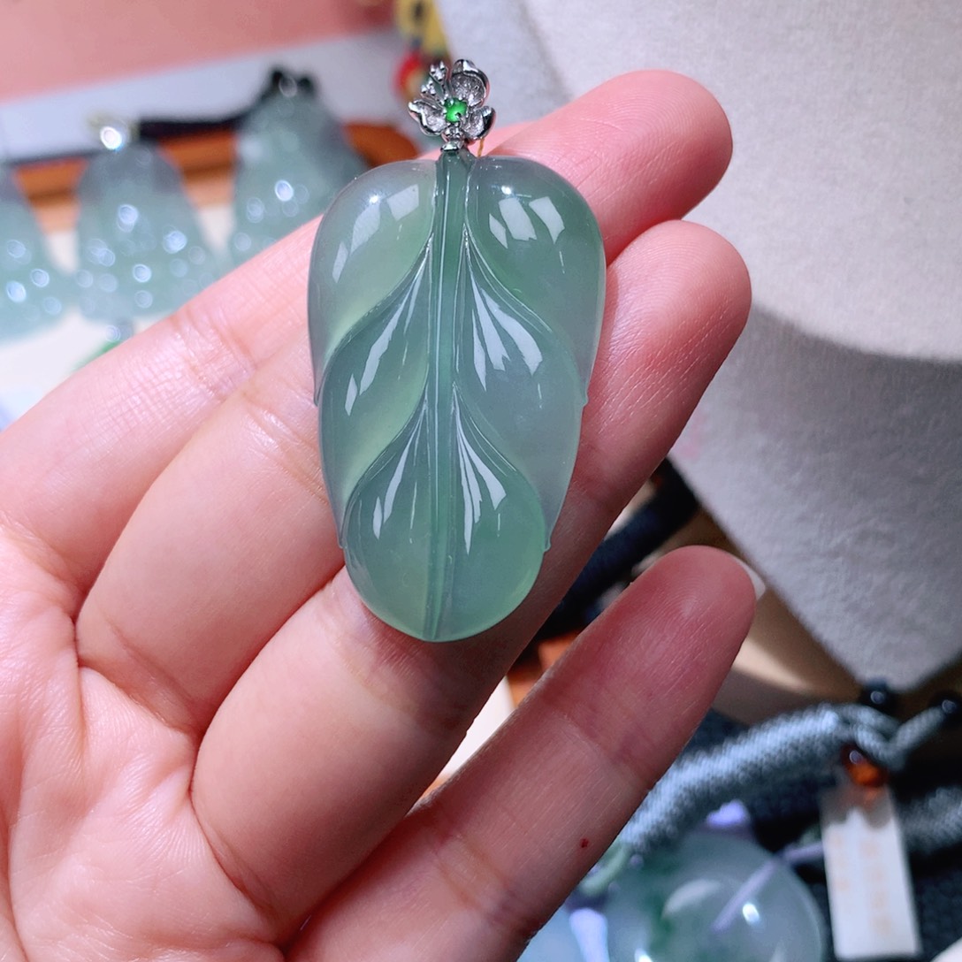 颈饰18K金镶嵌翡翠叶子
