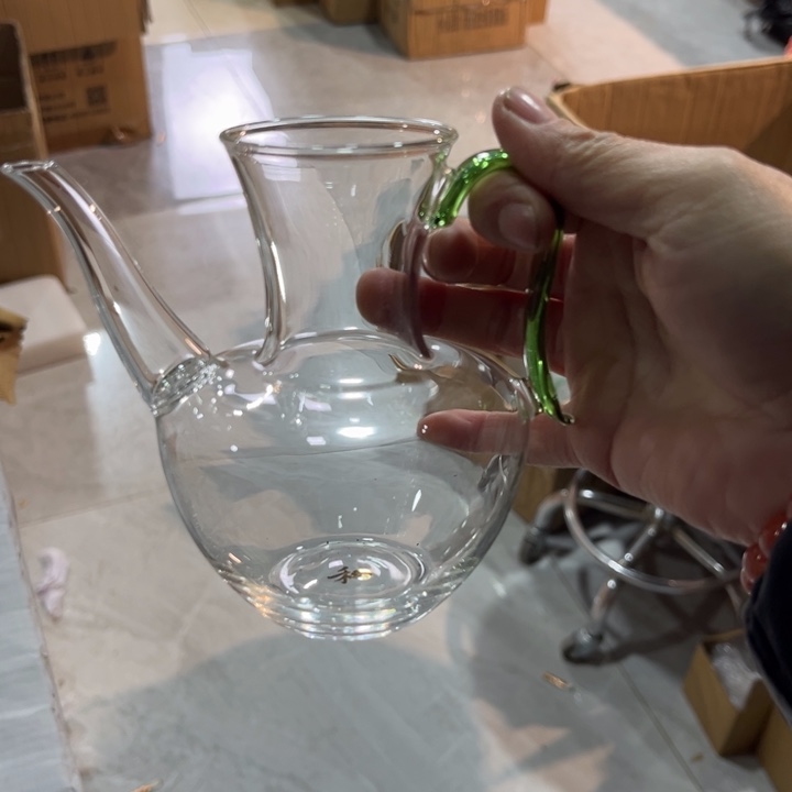 俏然茶海绿把。            