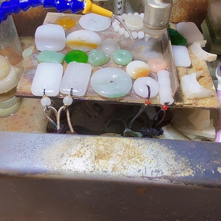 菰***矇石英质玉未镶嵌颈饰