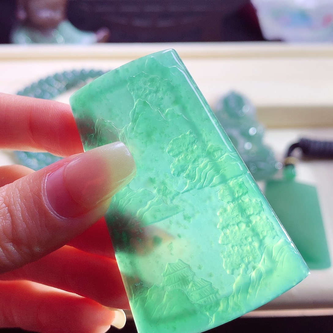 颈饰未镶嵌翡翠天然