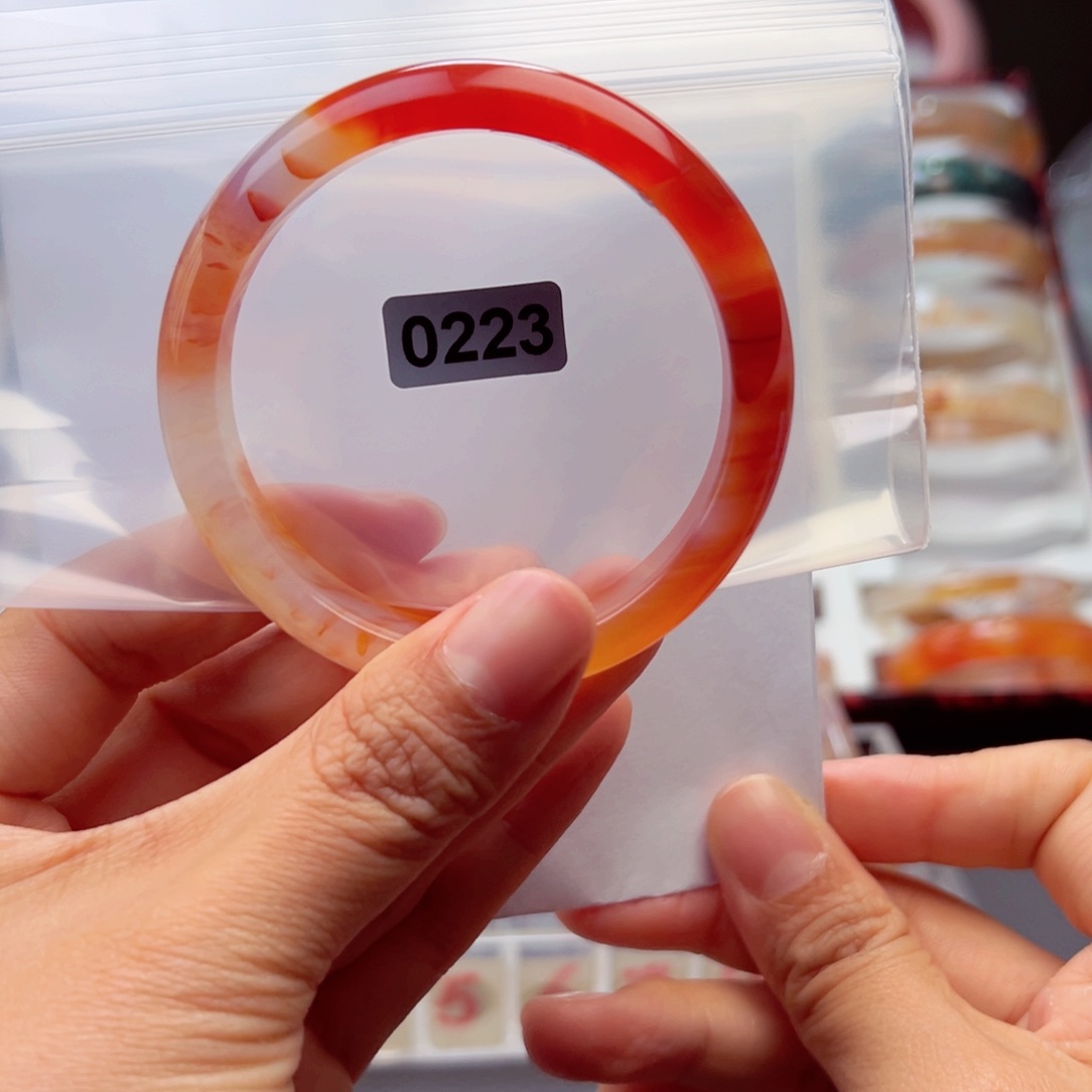 玛瑙/玉髓手镯未镶嵌四****?