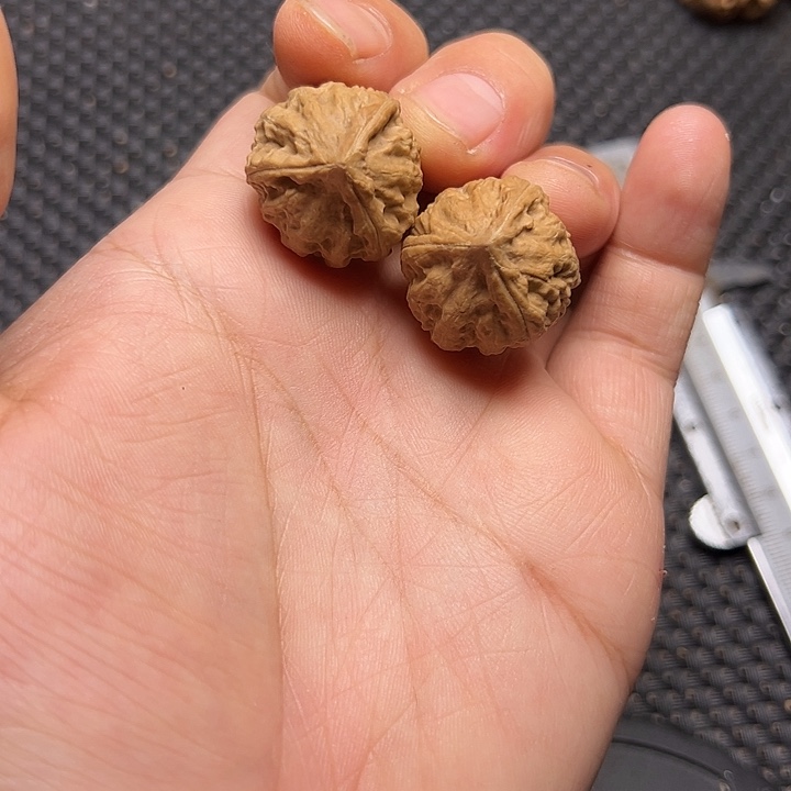 文玩核桃吊坠三棱